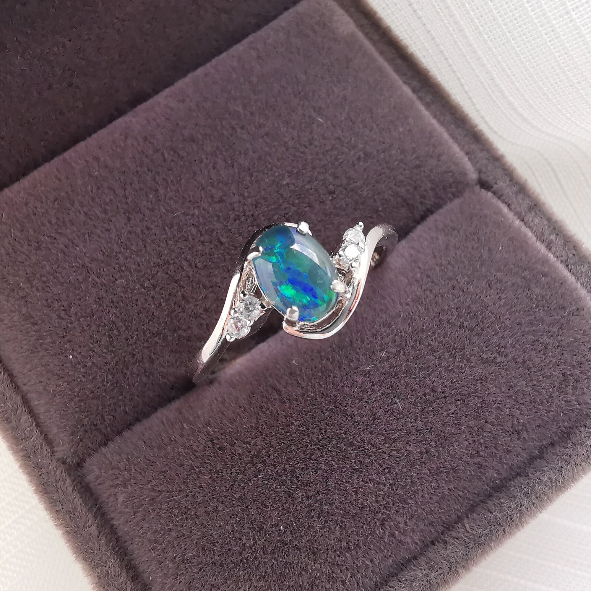 Oval Austrlian opal ring, size US 8